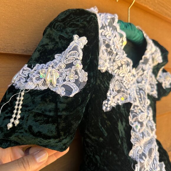 Girls Green Velvet Dress With White Lace & Pearl Accents Size 7 Elegant Design M - Picture 5 of 16